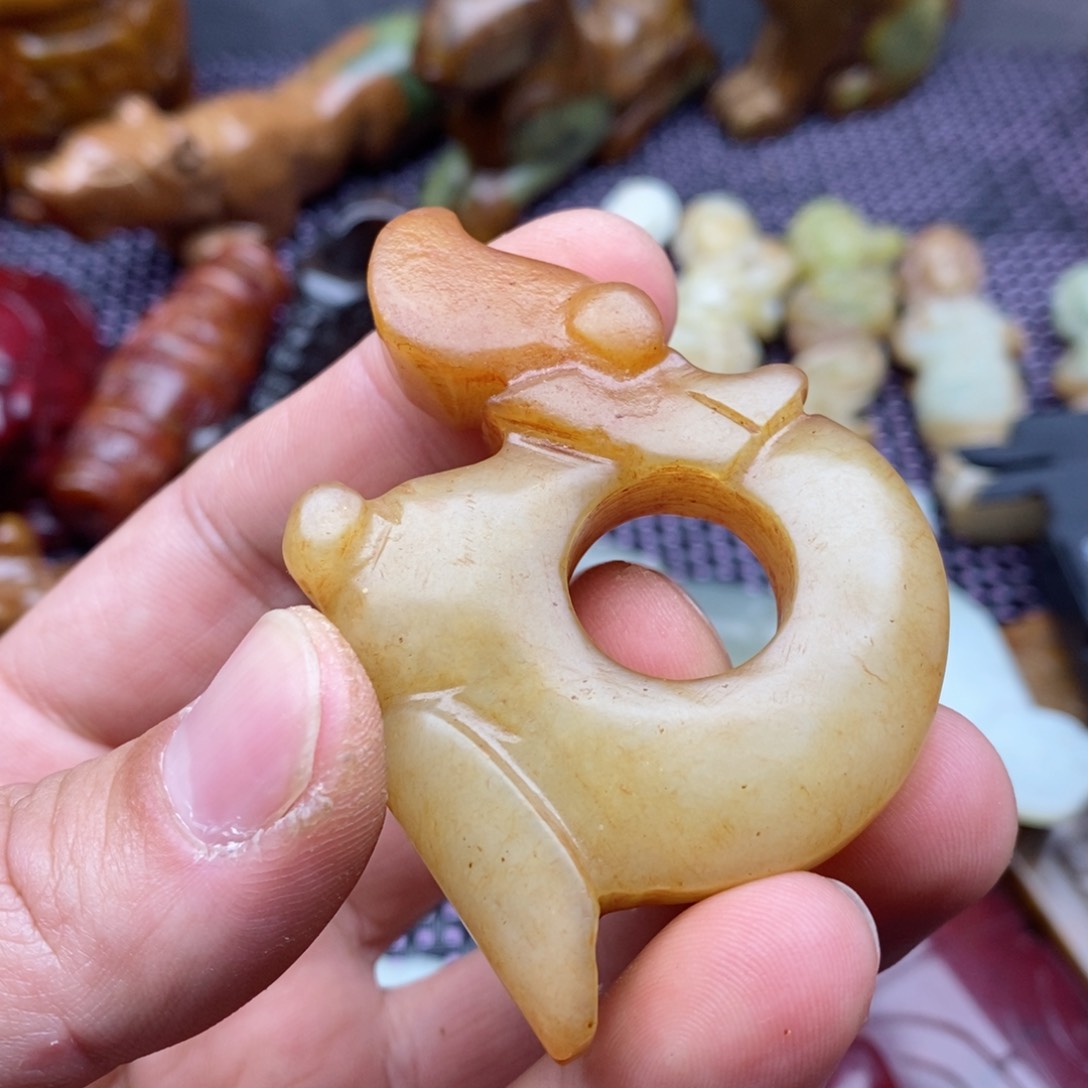 蛇纹石玉颈饰未镶嵌