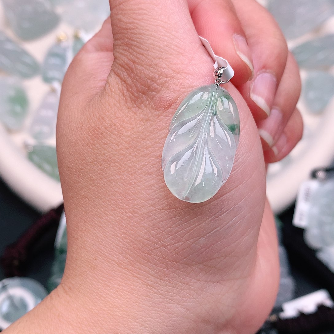 翡翠颈饰18K金镶嵌冰胶飘绿芭蕉叶