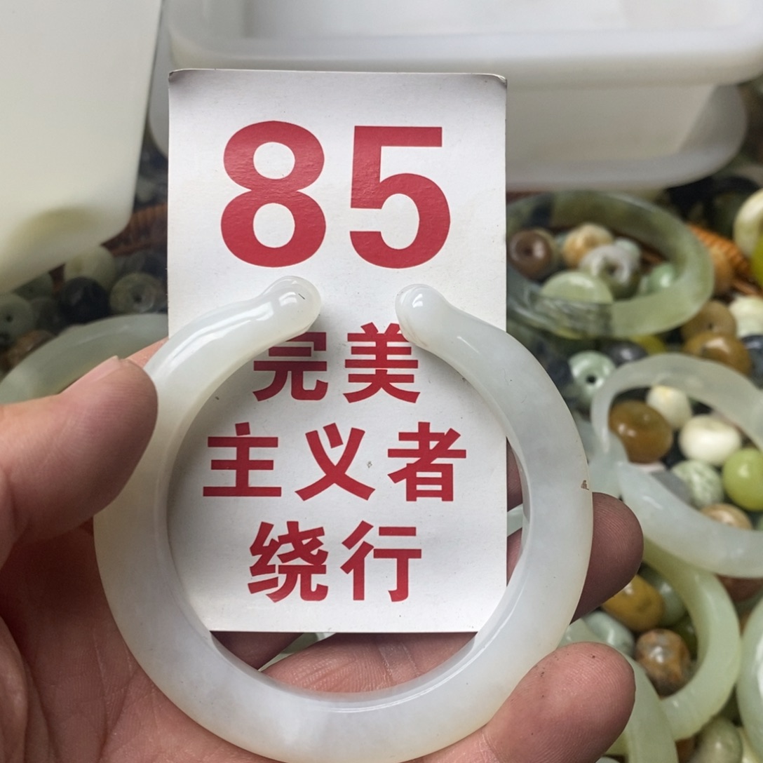 蛇纹石玉挂坠未镶嵌