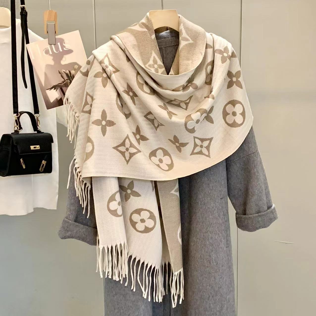 2025年女羊绒秋冬季新款保暖老花女士围脖披肩两用双百搭高级感