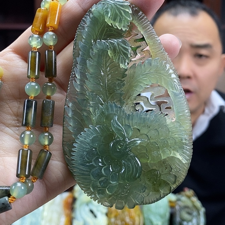 蛇纹石玉未镶嵌颈饰