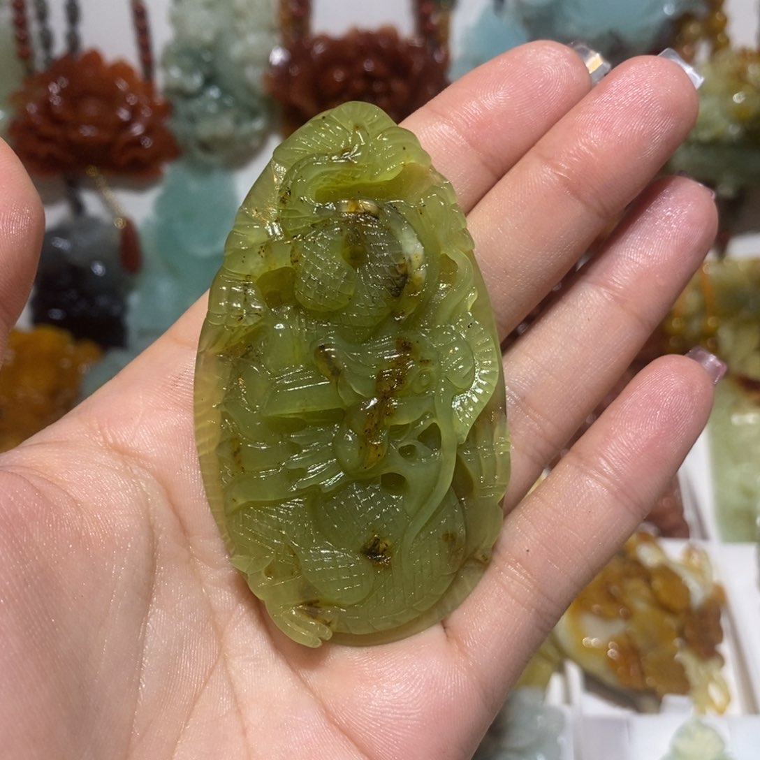 蛇纹石玉未镶嵌颈饰