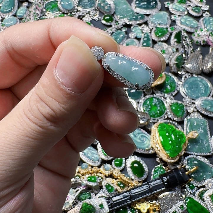 翡翠颈饰未镶嵌天然A货翡翠放漏