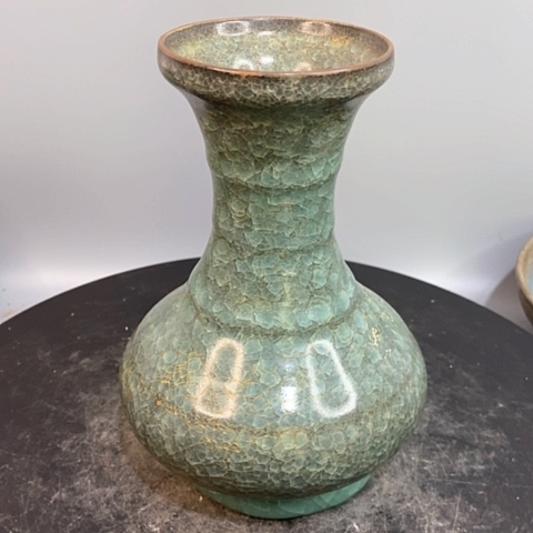 摆件官窑盘口瓶造型美观