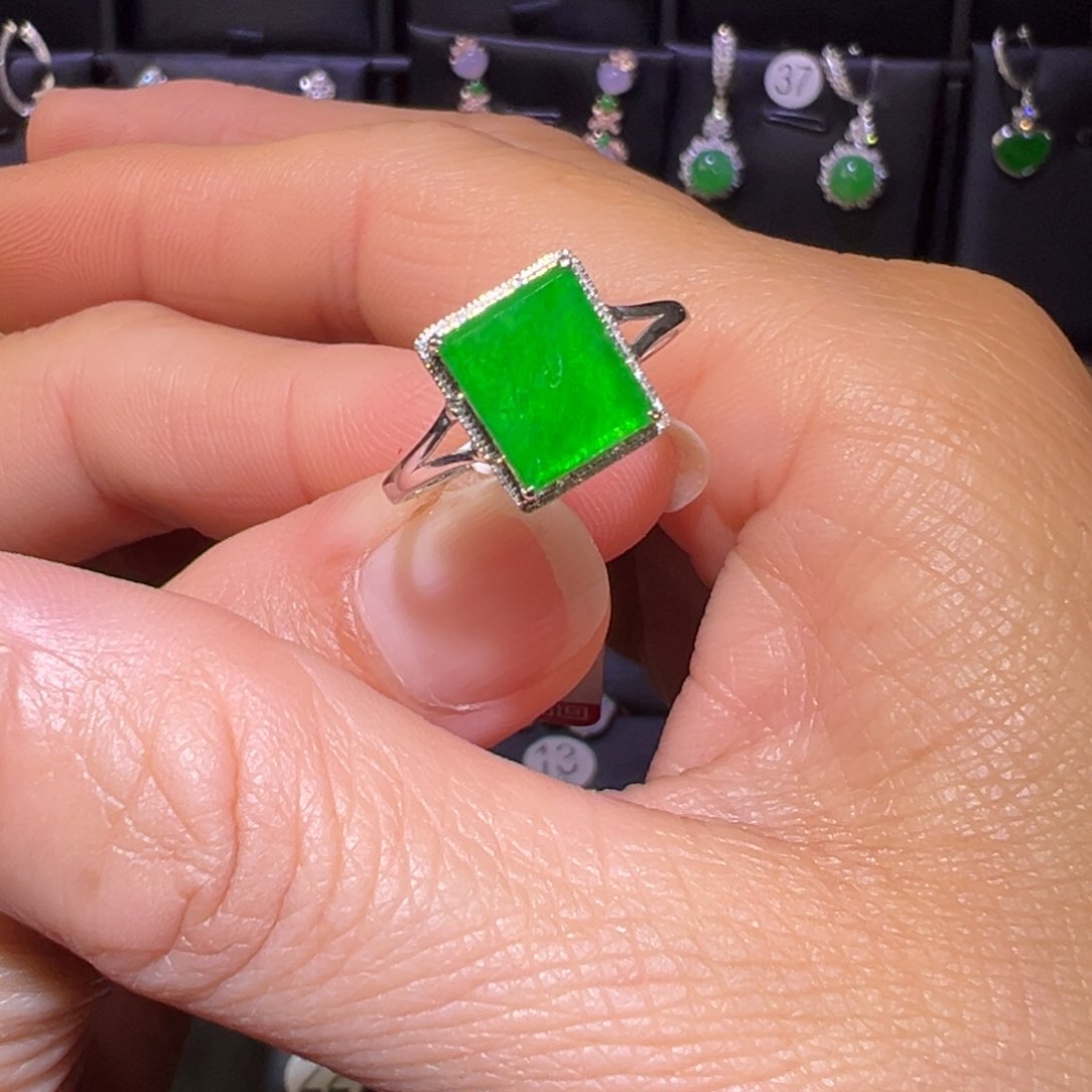 翡翠戒指18K金镶嵌戒指