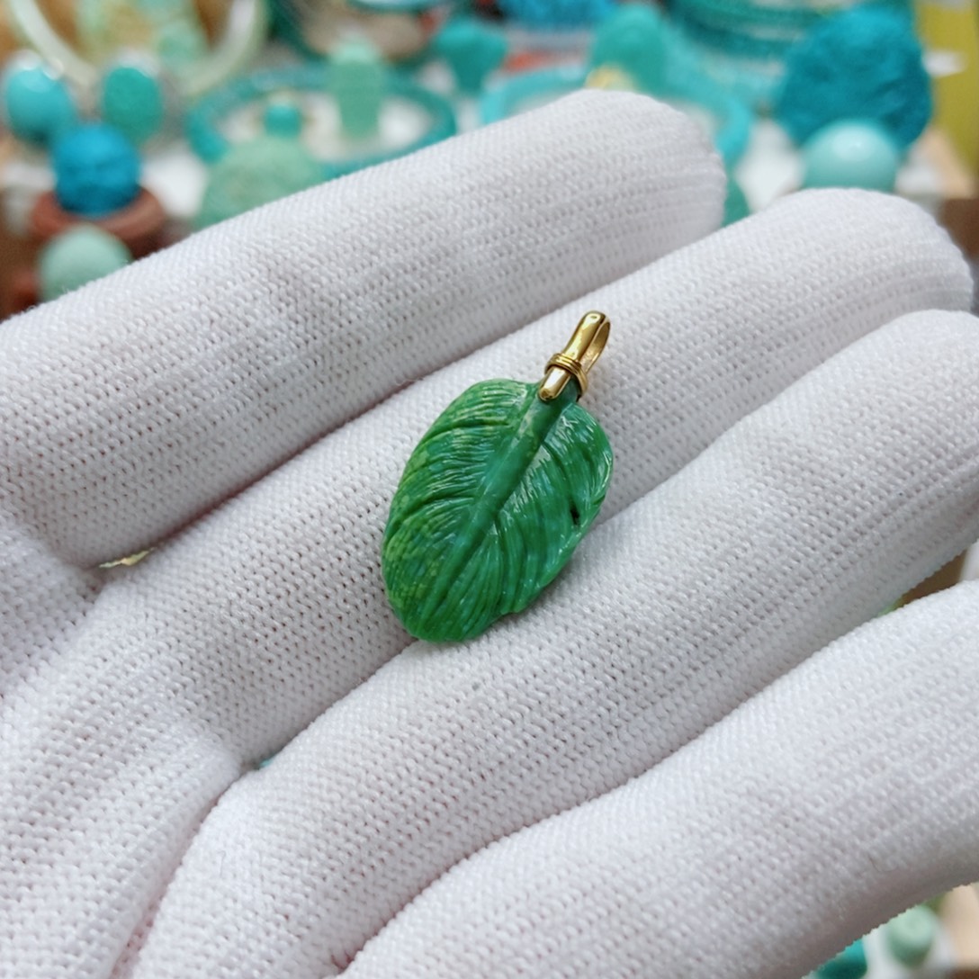 绿松石18K金镶嵌羽毛吊坠