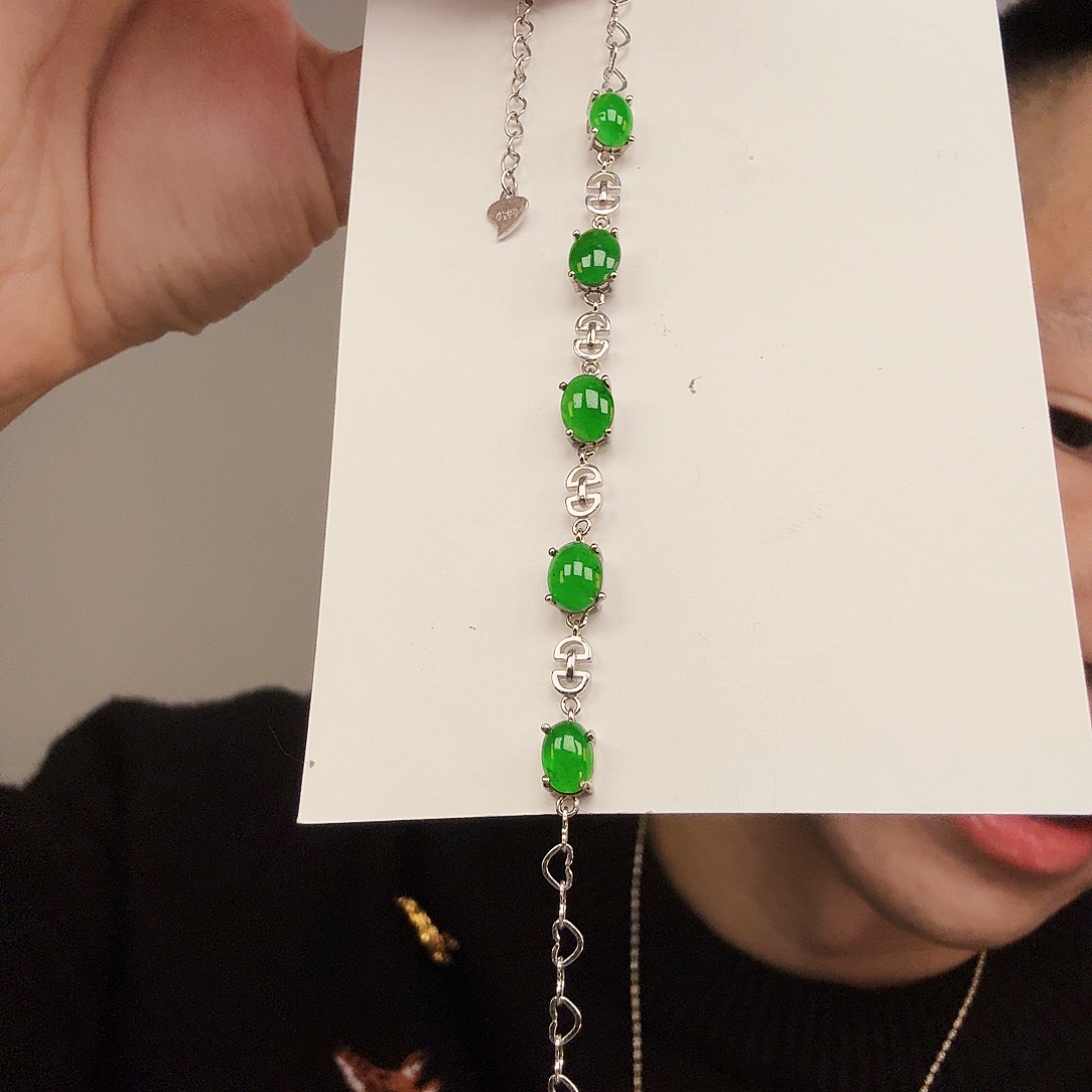 翡翠未镶嵌颈饰一件