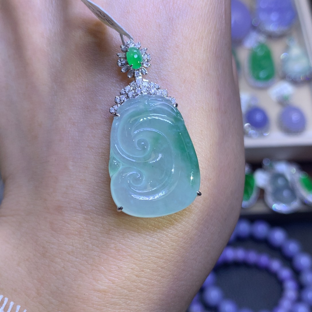 翡翠挂件18K金镶嵌翡翠