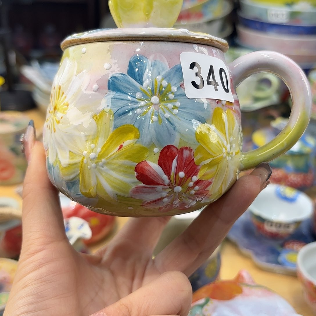 瓷片在这个充满生机又神秘美丽色彩