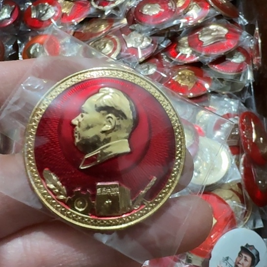 郝***壮其他普通金属圆形红色人物像章