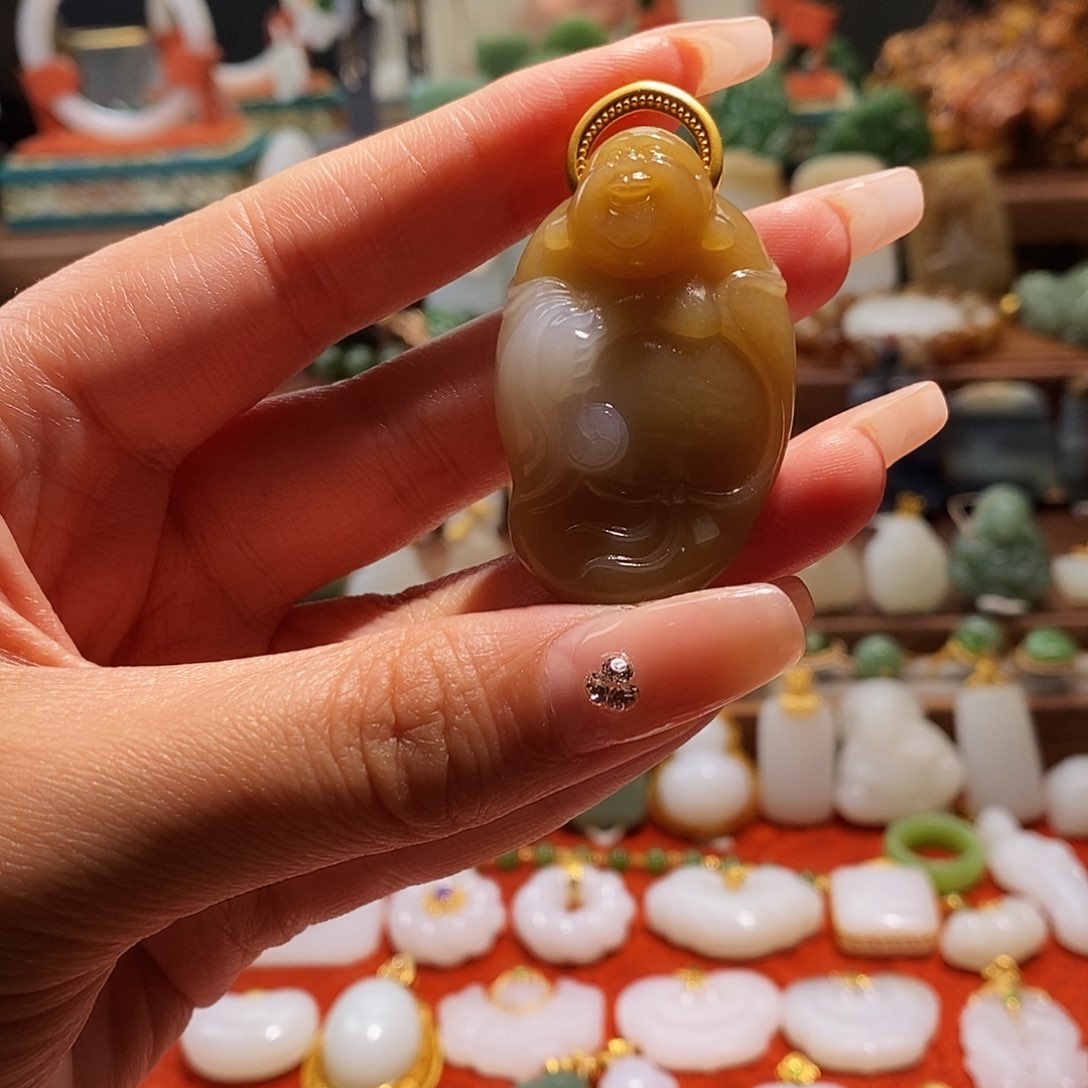 和田玉（糖玉）吊坠(不含链)18K金镶嵌这**姐