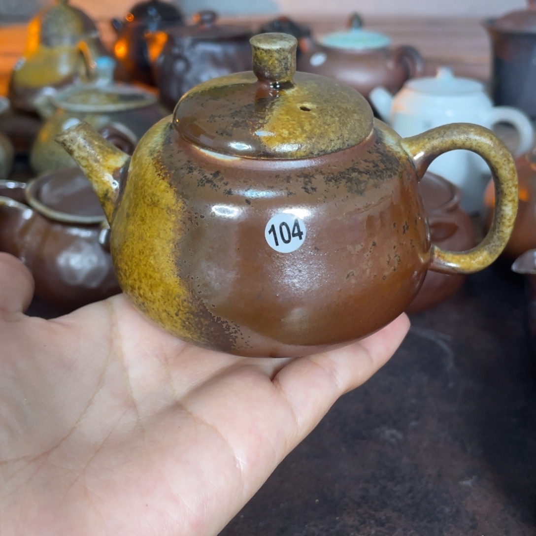 景德镇柴烧茶壶。 104