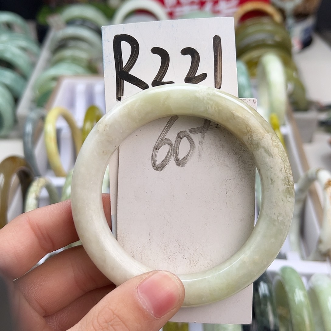 岫玉手镯未镶嵌天然岫玉微瑕，可以正常佩戴