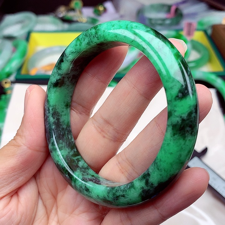 翡翠手镯未镶嵌翡翠