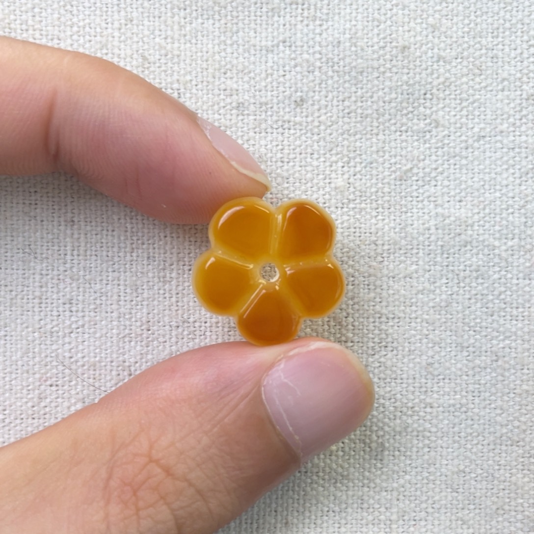 琥珀未镶嵌珠宝奇石花