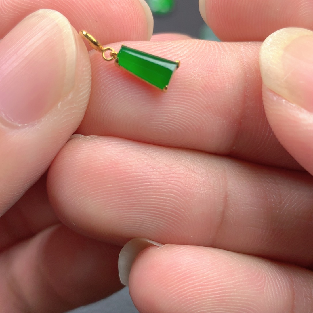 【闪购商品】颈饰18K金镶嵌翡翠翡翠