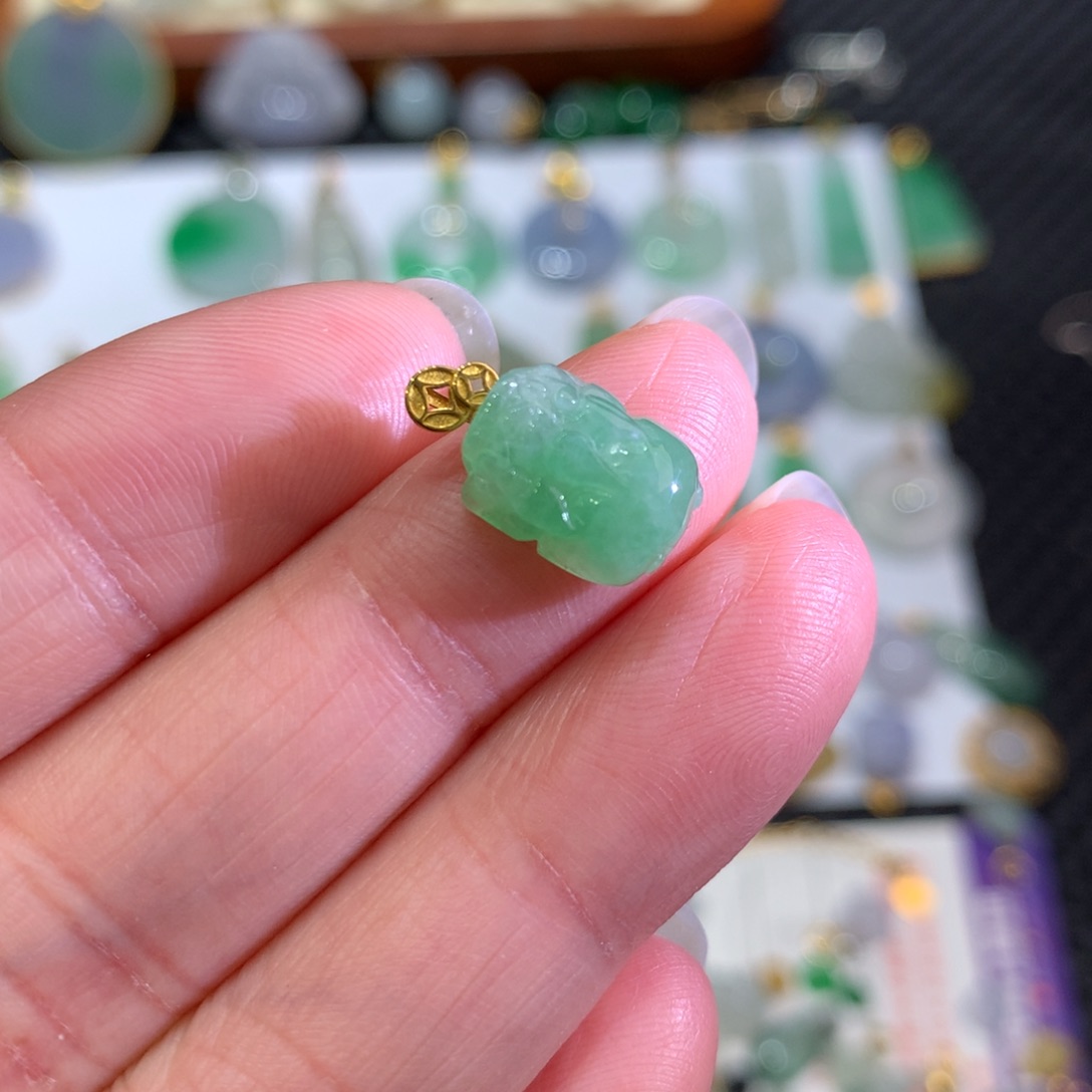 翡翠颈饰18K金镶嵌翡翠吊坠的未镶嵌