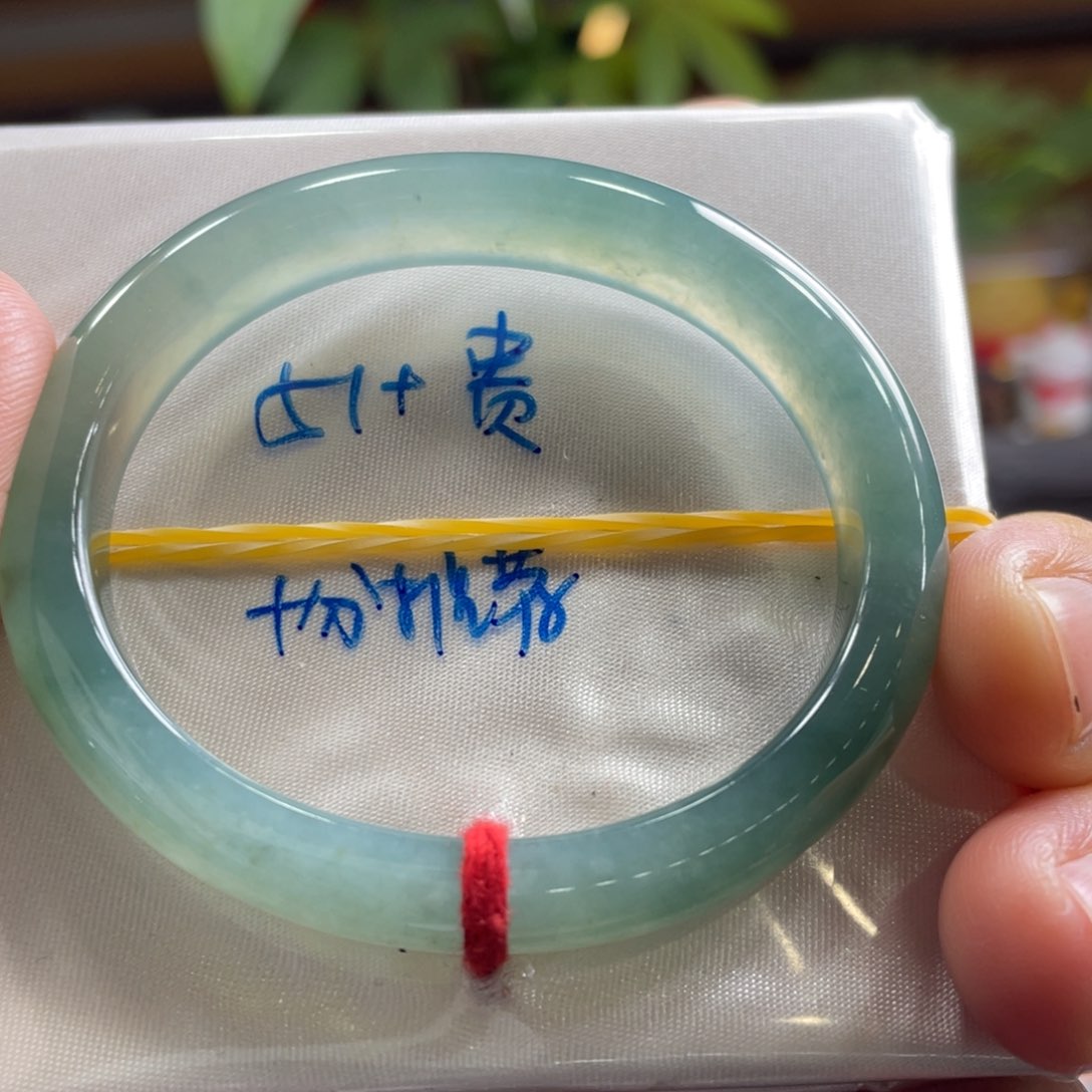 翡翠手镯未镶嵌翡翠