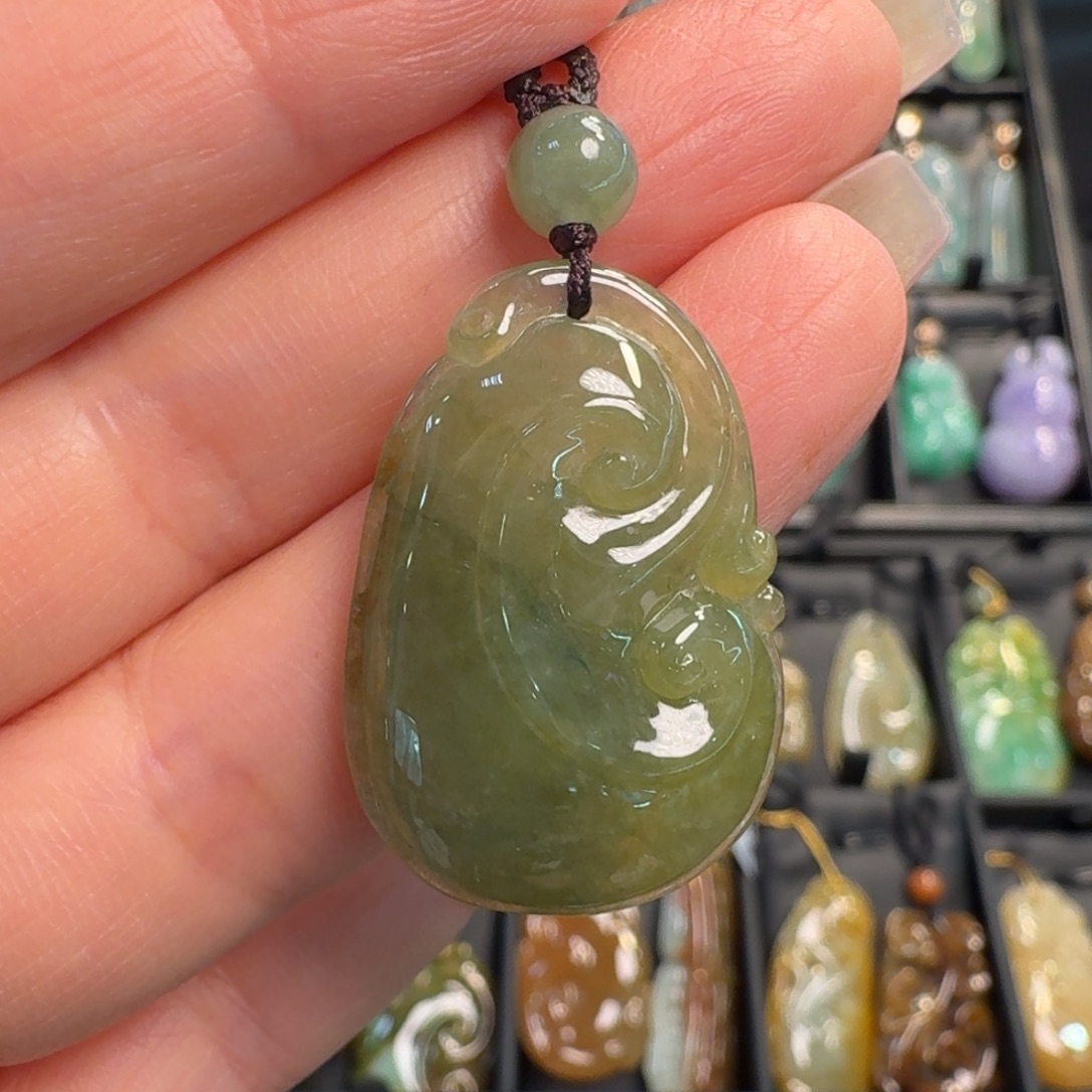 翡翠未镶嵌颈饰如意