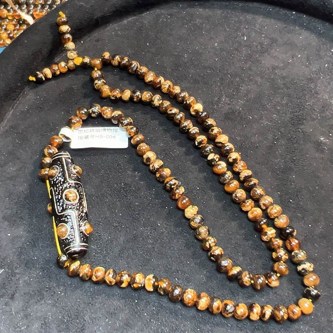 琥珀颈饰未镶嵌抚顺