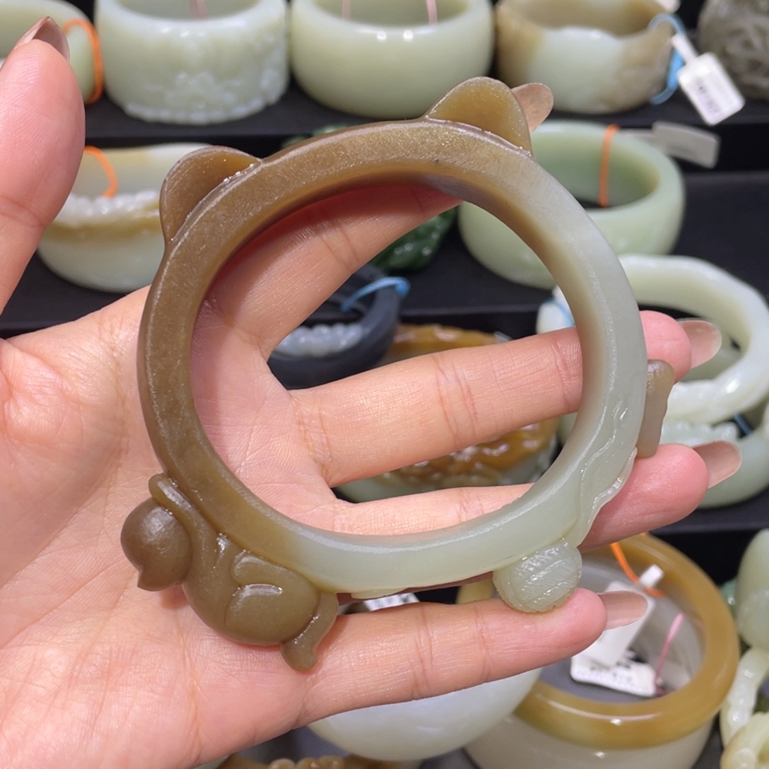 未镶嵌手镯（贵妃镯）和田玉108。 圈口65