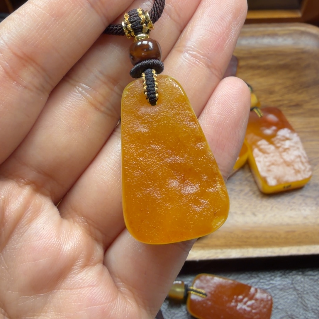琥珀未镶嵌吊坠(赠链)