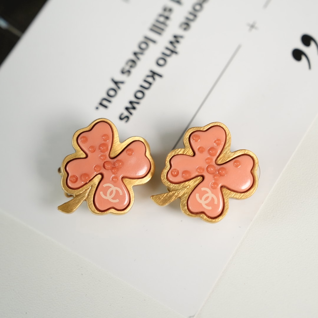 Chanel 鱼子酱四叶草耳夹