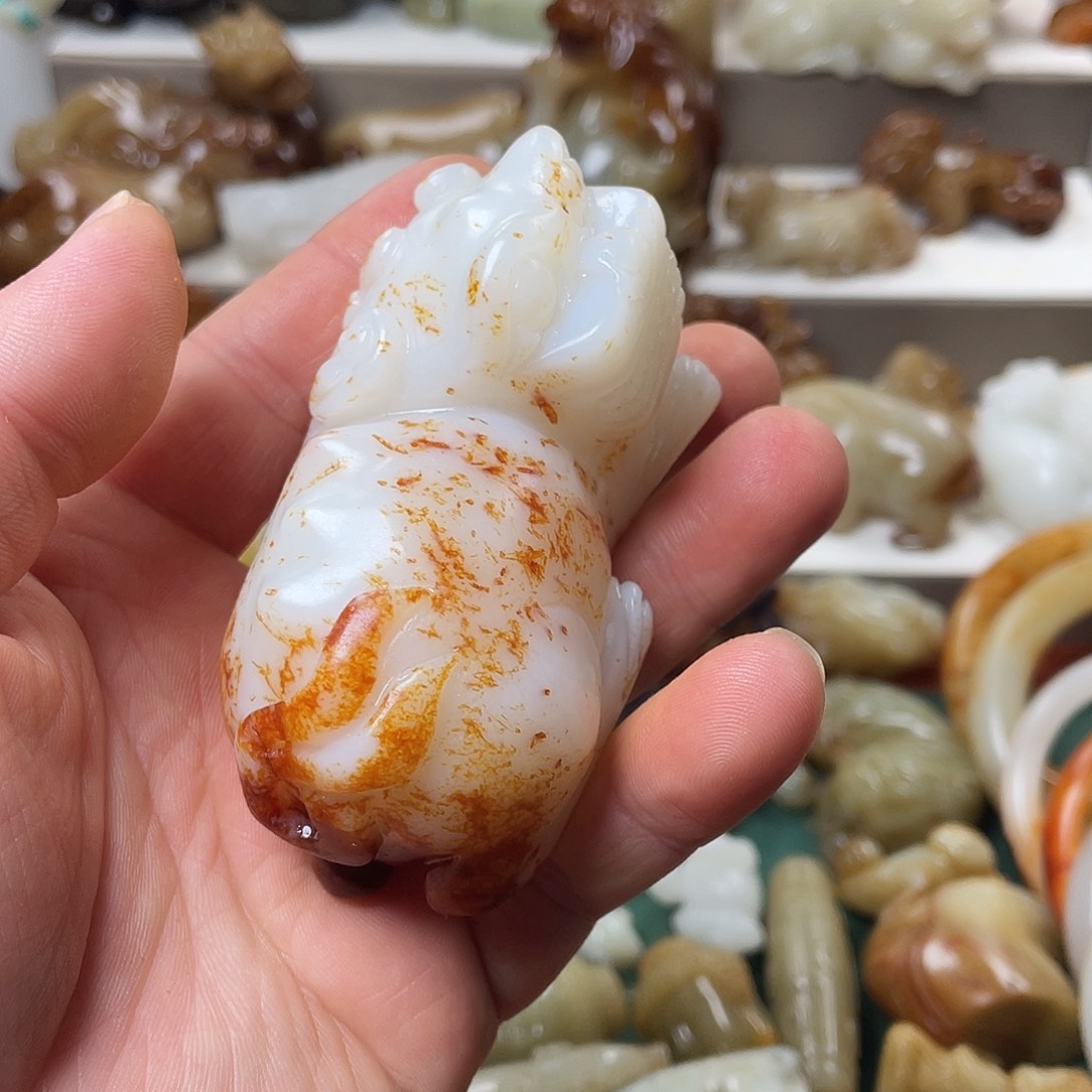 佛***忠和田玉未镶嵌颈饰