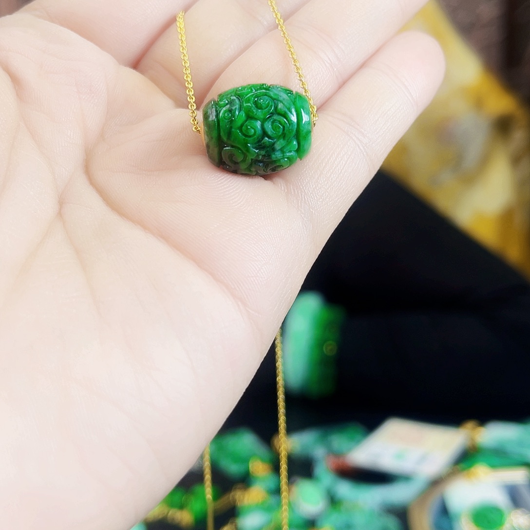 翡翠18K金镶嵌颈饰吊坠