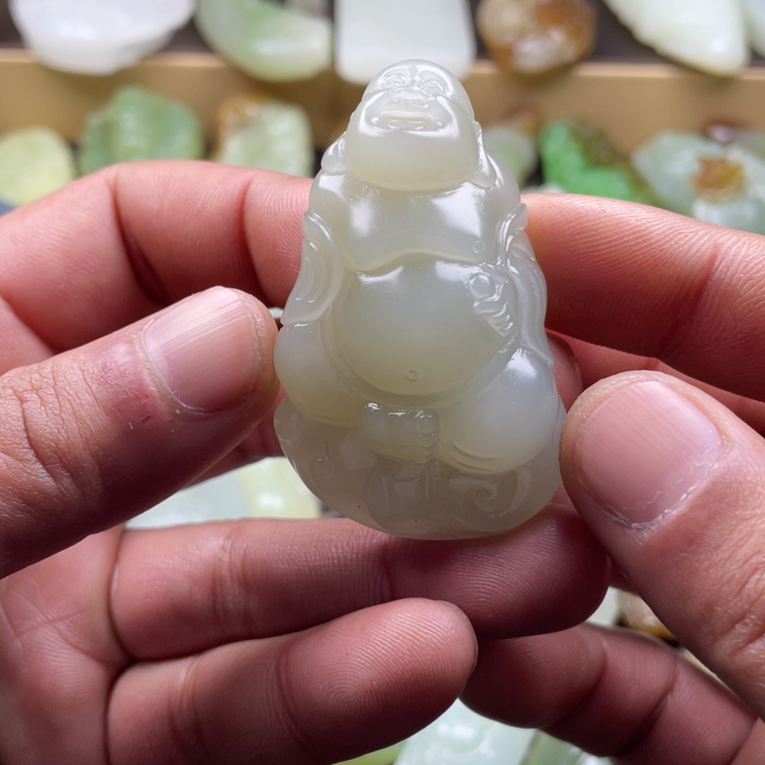 和田玉挂件未镶嵌董**族