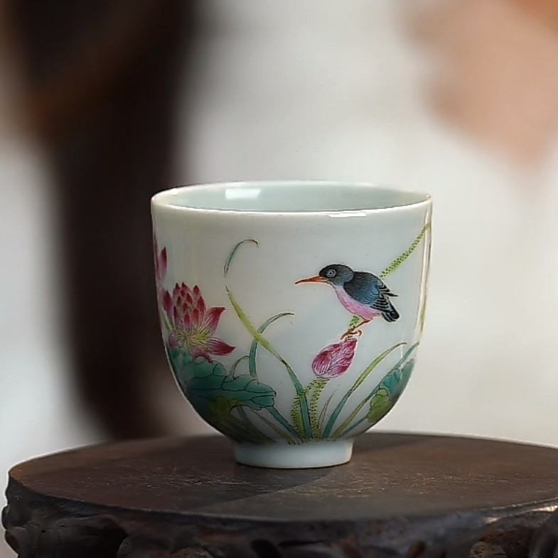 F粉彩莲池荷叶纹杯