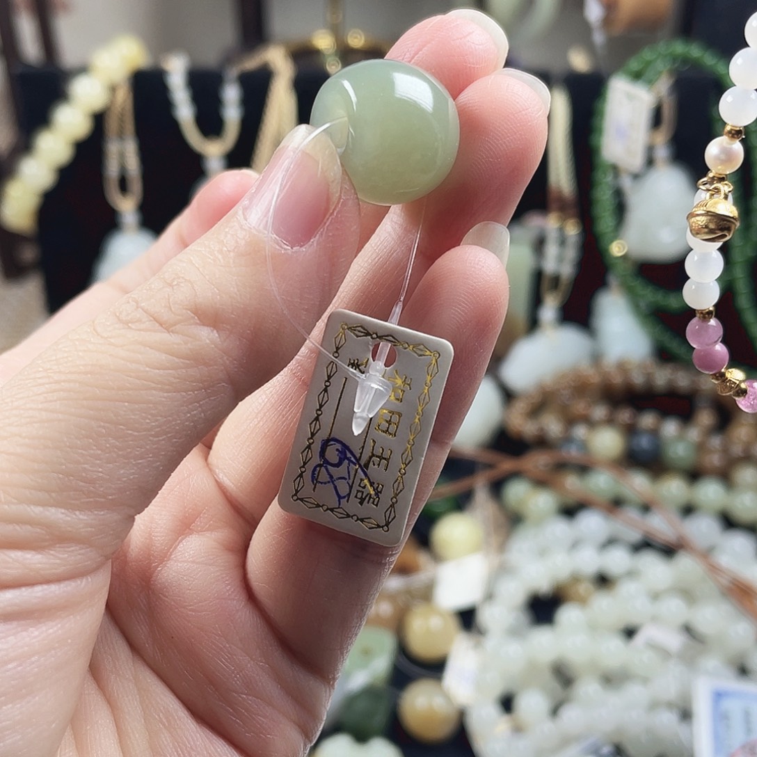 ****蓝和田玉未镶嵌颈饰