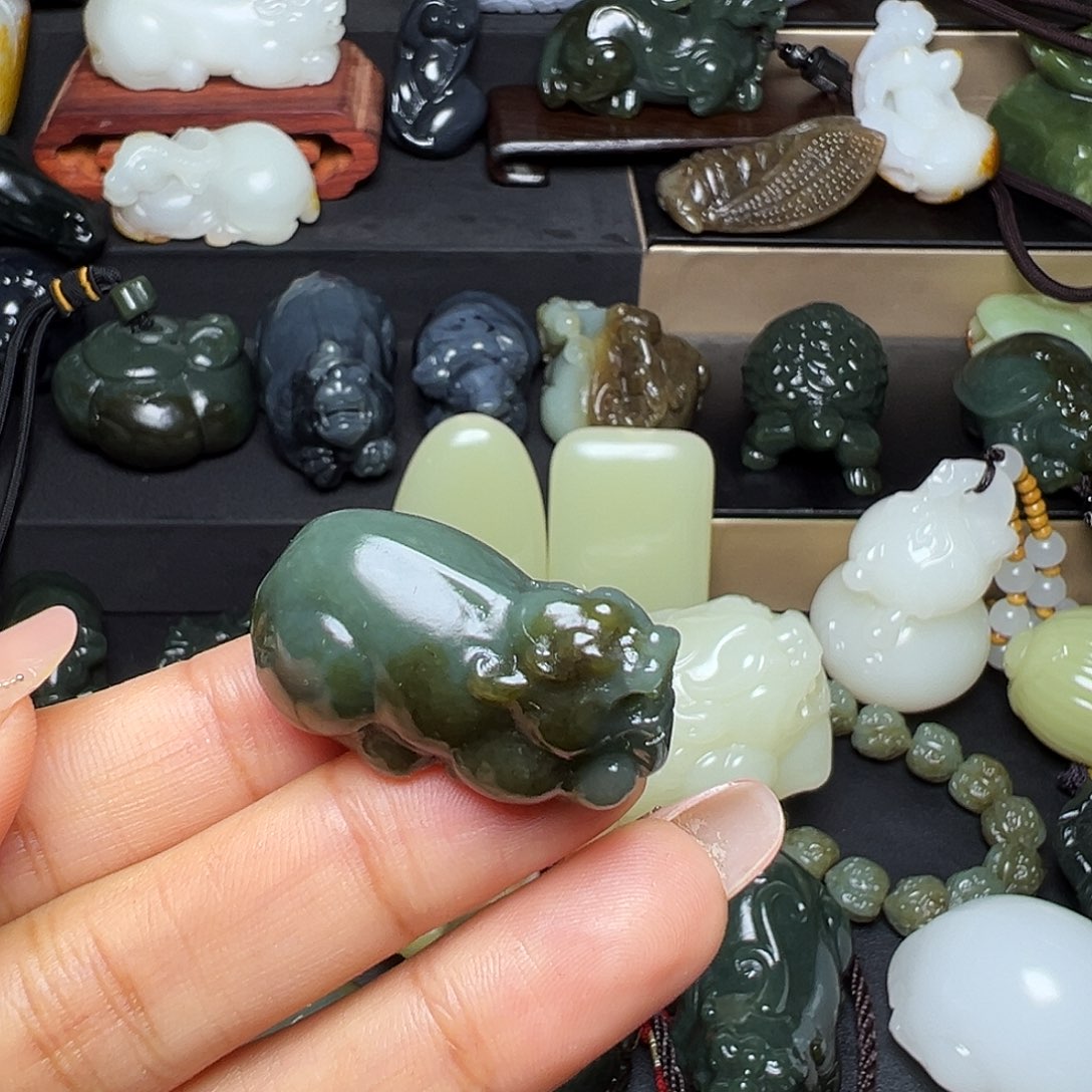 维***尔和田玉未镶嵌挂件新疆