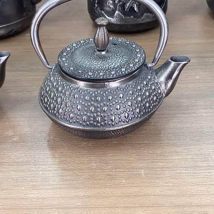 1霰纹砂铁壶300毫升纯手工打造