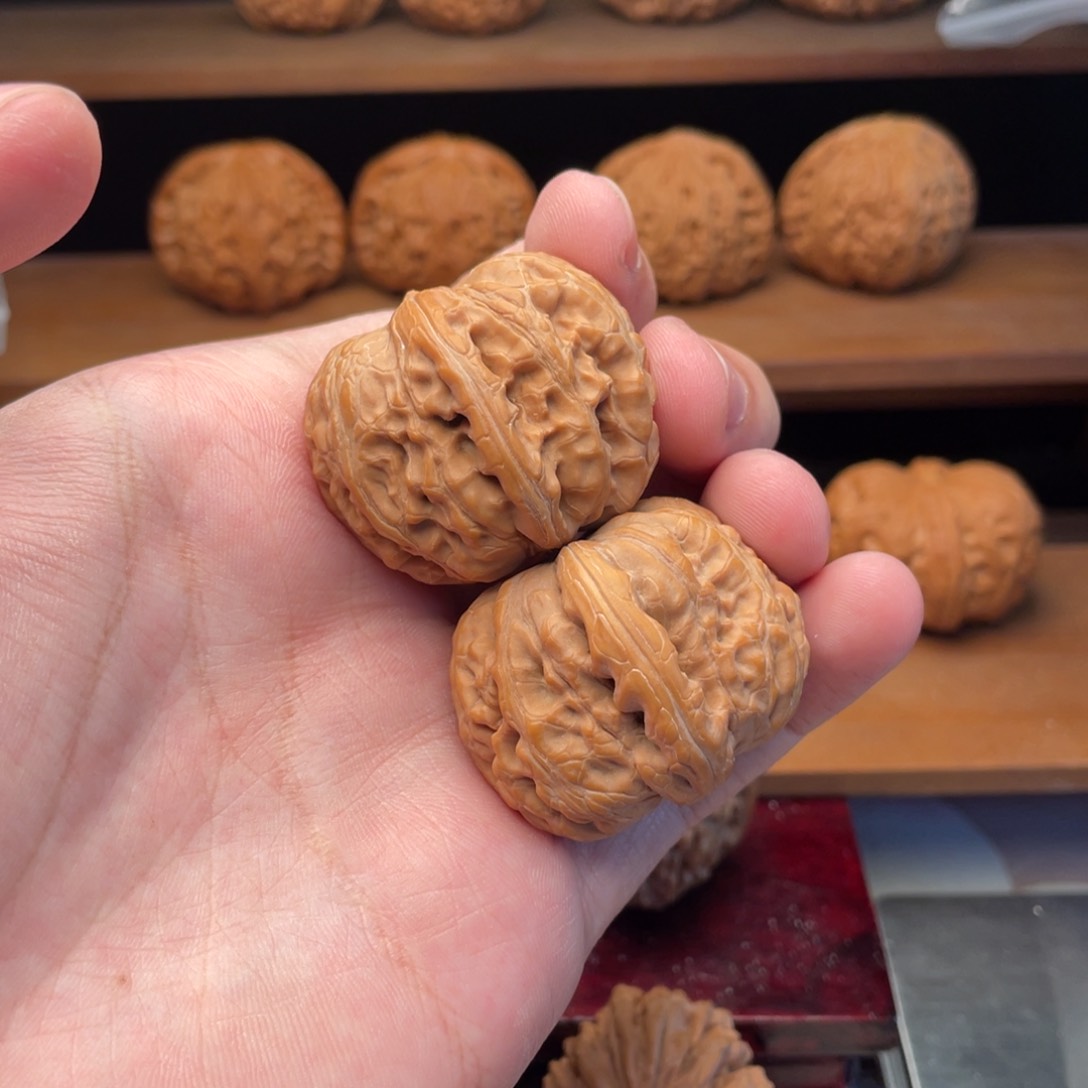 文玩核桃把件39山地红皮平谷元宝