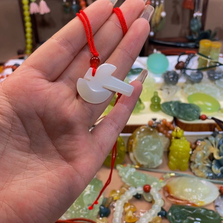 蛇纹石玉颈饰未镶嵌