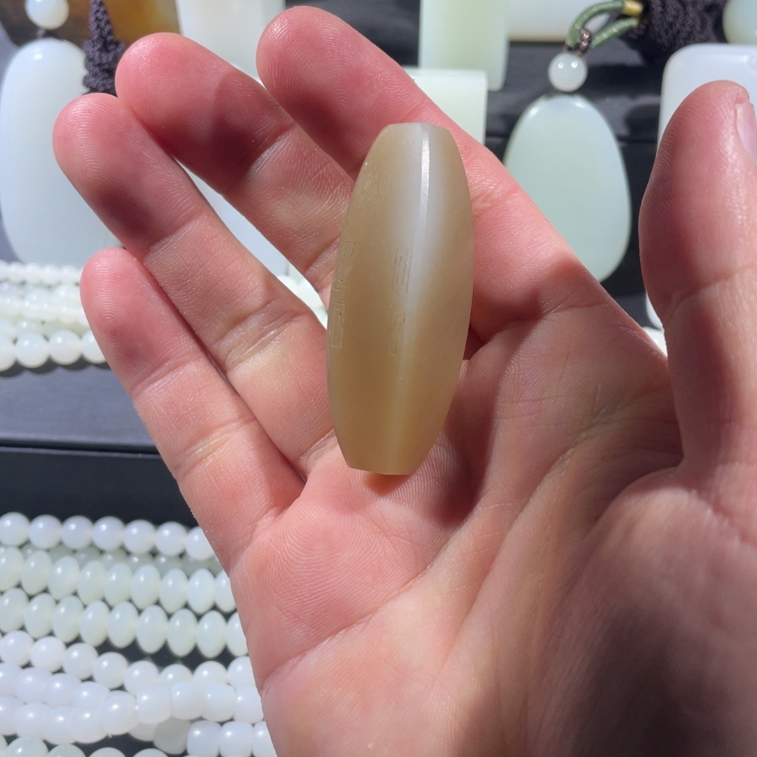 和田玉未镶嵌颈饰勒子