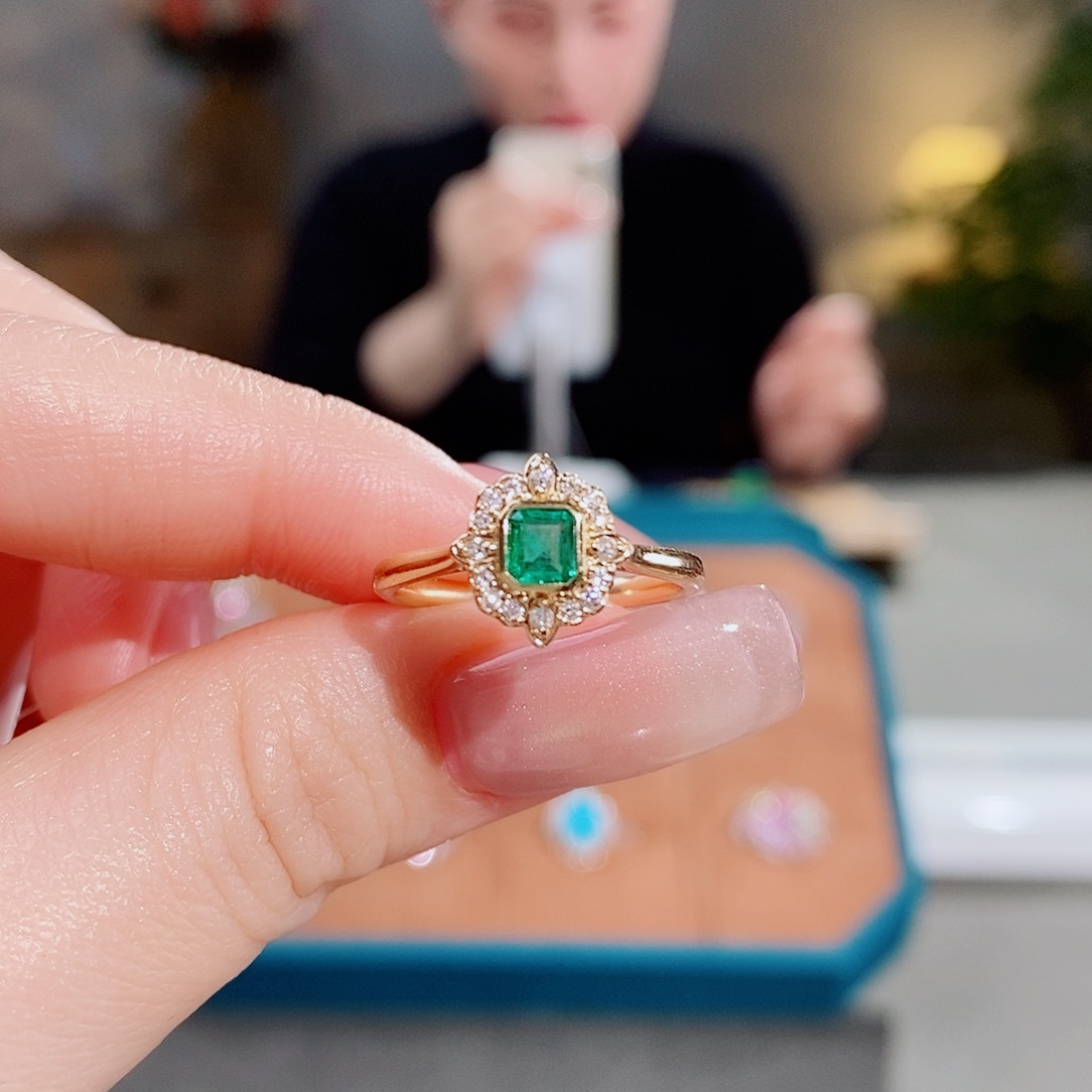 祖母绿戒指18K金镶嵌0.22ct