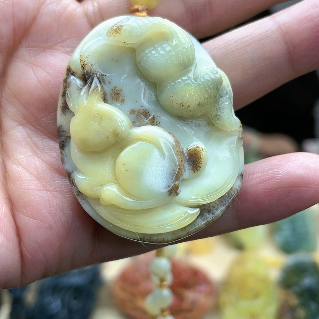 蛇纹石玉颈饰未镶嵌