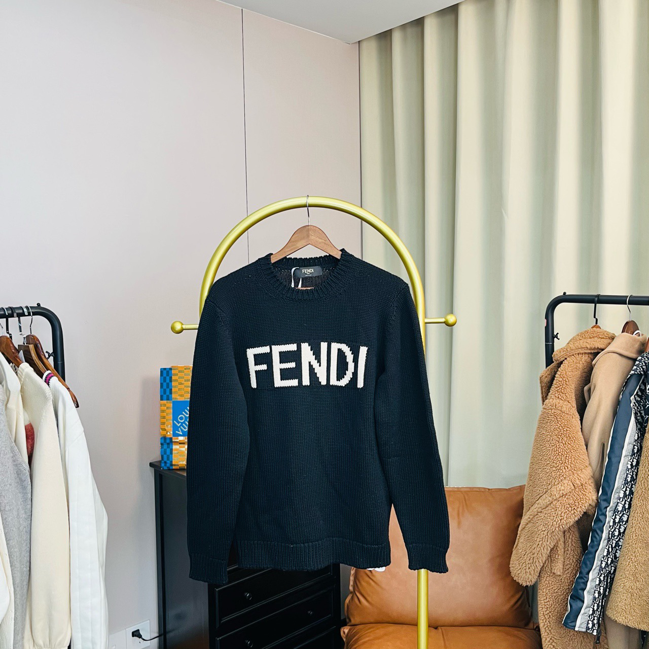Fendi/芬迪 黑色胸前大logo毛衣 48码 99新