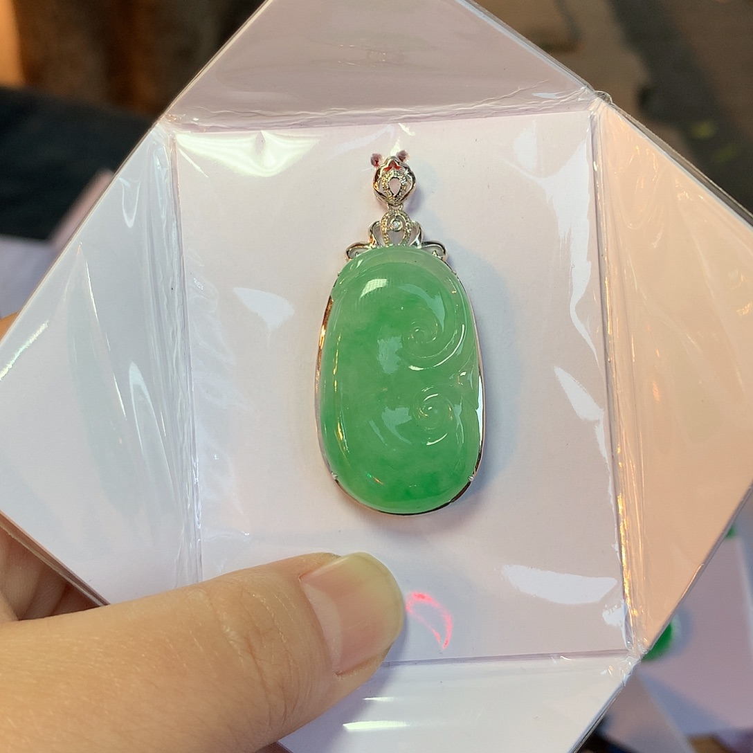 翡翠18K金镶嵌颈饰如意