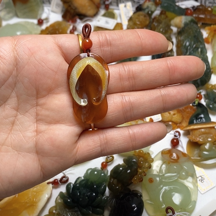 蛇纹石玉颈饰未镶嵌