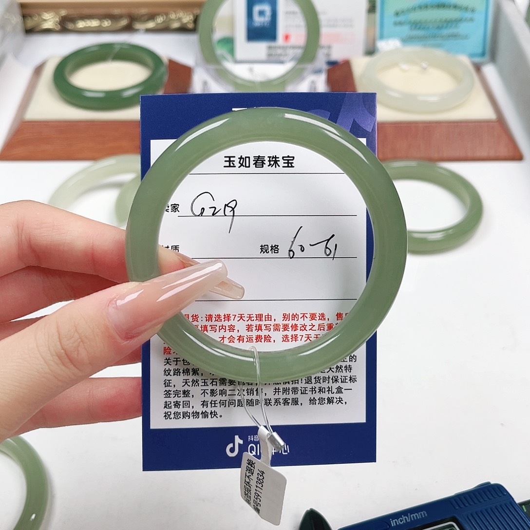 女***孩和田玉手镯未镶嵌