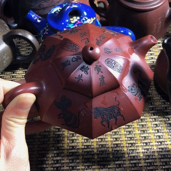 紫砂茶壶原矿泥料手工制作的紫砂壶。