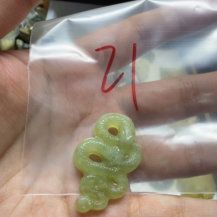 透闪石-蛇纹石玉吊坠未镶嵌