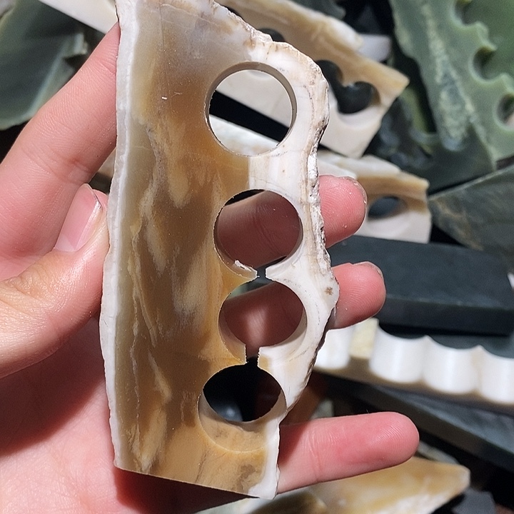 肖***鹿和田玉（糖玉）未镶嵌珠宝半成品