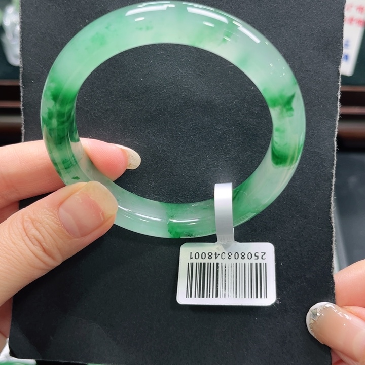 如***意石英质玉（非洲翠）未镶嵌手镯