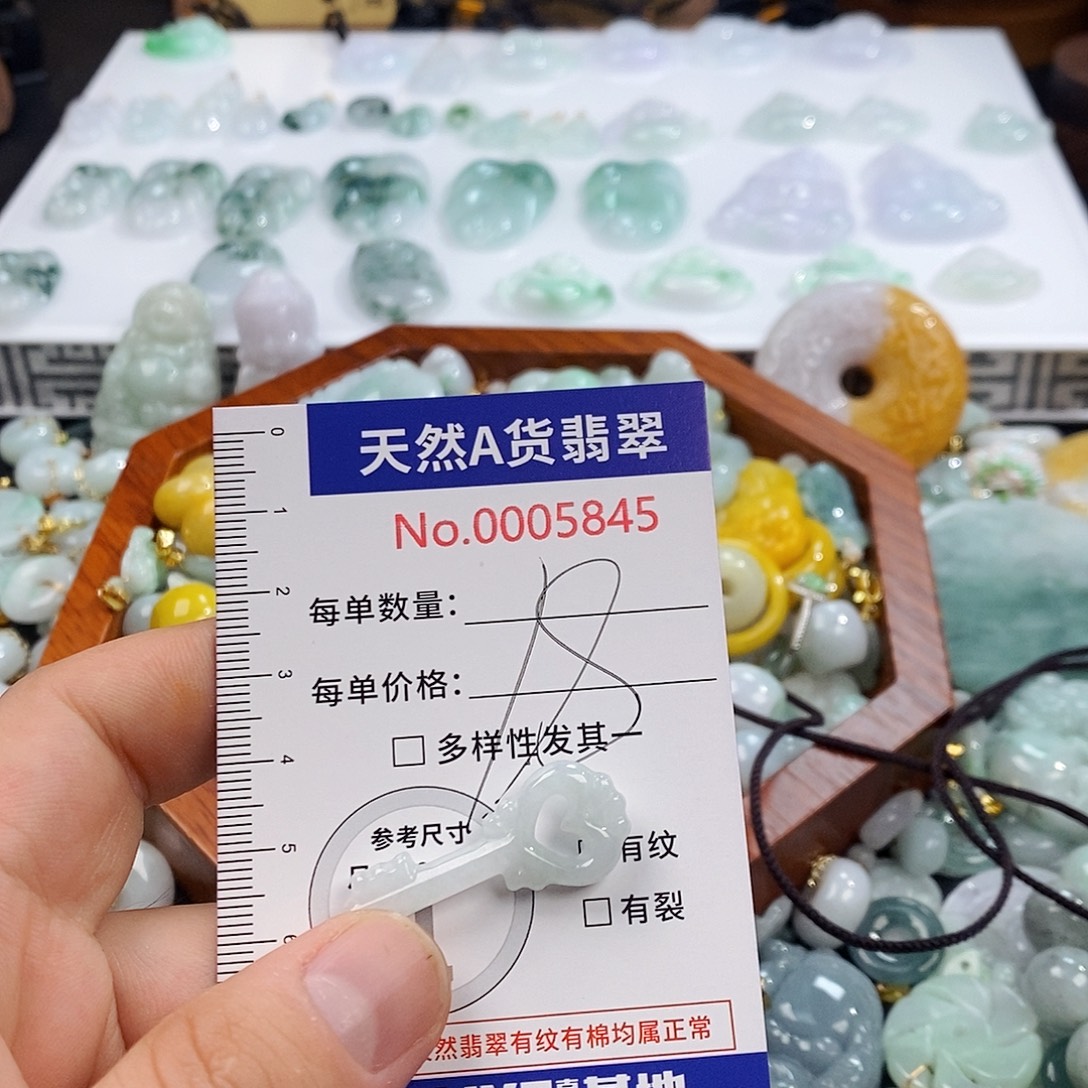 翡翠未镶嵌颈饰5845