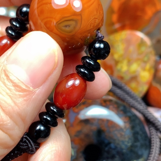 与***沾玛瑙/玉髓未镶嵌颈饰