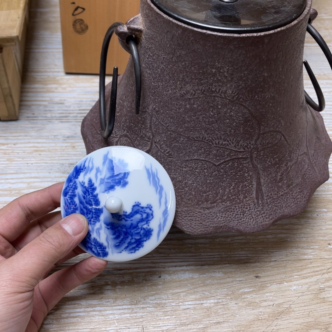 瓷片密密麻麻地排列着